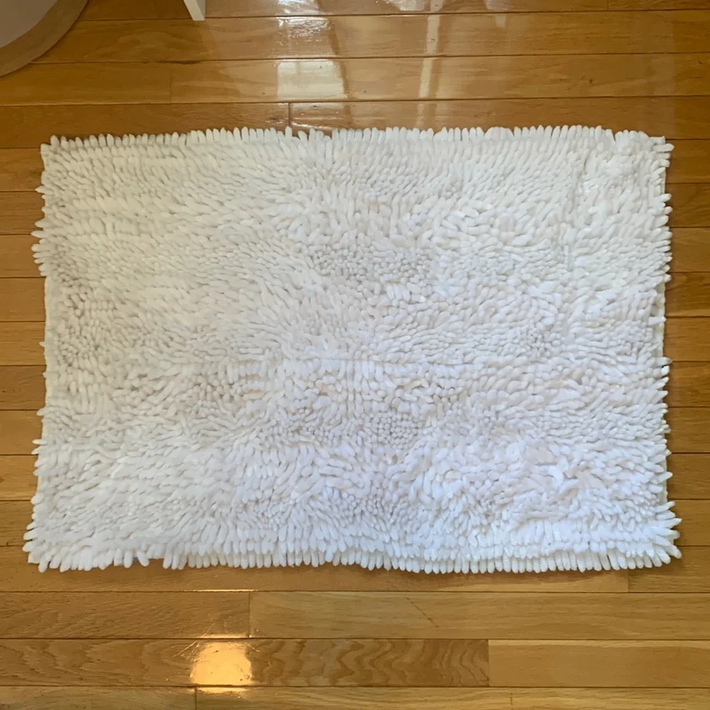 Fuzzy plush white non slip bath mat